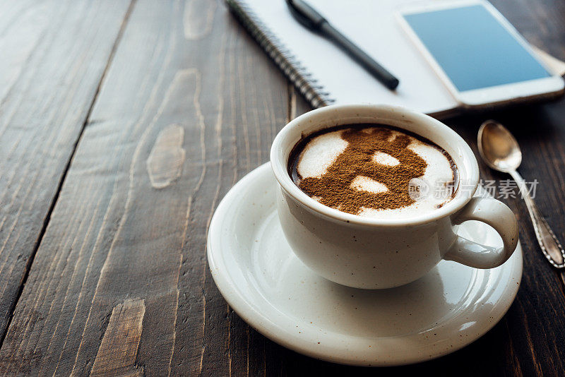 牛奶泡沫上印着比特币符号的咖啡