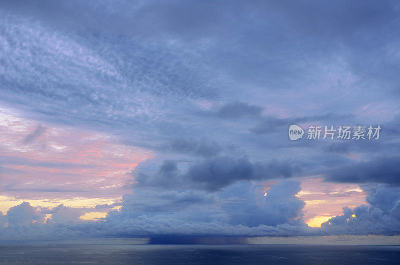 日出时大西洋上空的雷雨