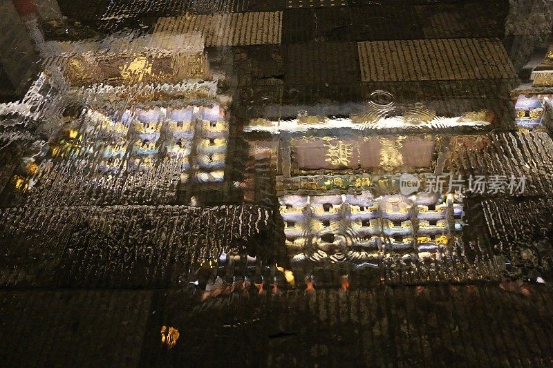 金马翡翠鸡广场的雨夜。