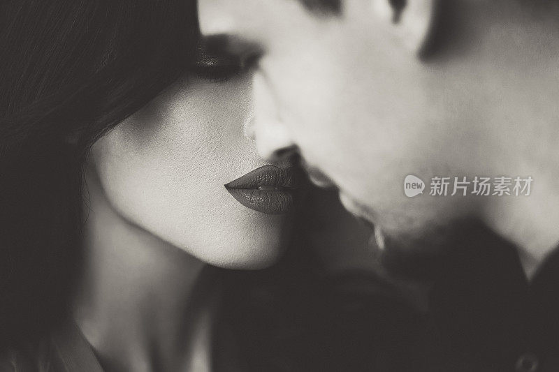 女人用红唇闭上眼睛，然后亲吻男人黑白黑白
