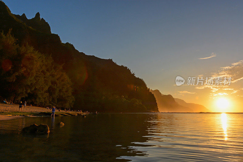 美丽的纳帕利海岸日落在科伊海滩在考艾岛北岸