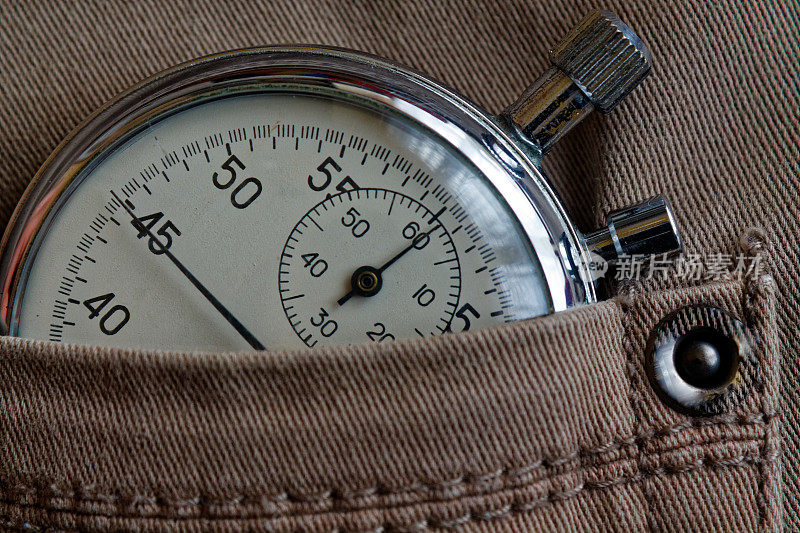 古董秒表，在旧米色牛仔裤的口袋里，测量时间的价值，旧时钟的箭头分，秒精确计时记录
