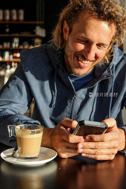 在咖啡馆里用手机的男人
