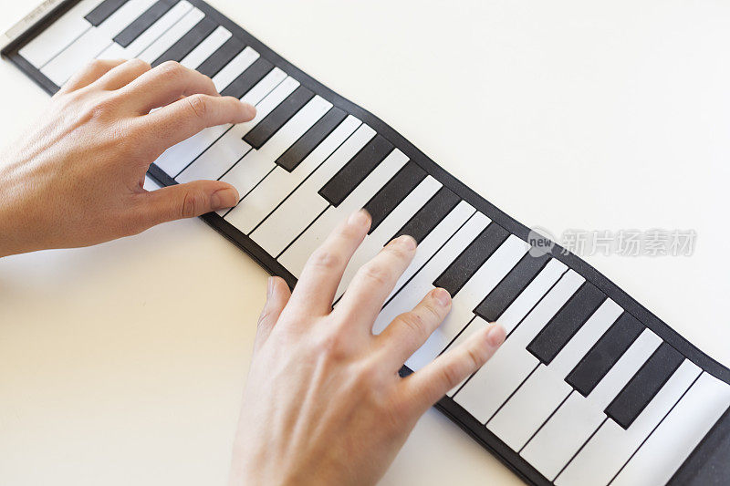 动感的双手弹奏着钢琴。