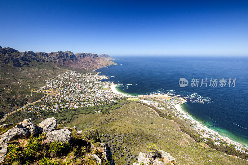 坎普斯湾的全景图，一个富裕的郊区开普敦，西开普敦，南非，从狮头山的山顶上看到的开普敦。背景是十二门徒山脉。
