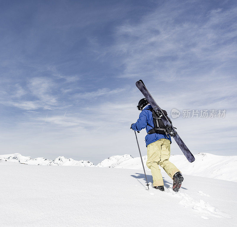 徒步登山的野外滑雪者