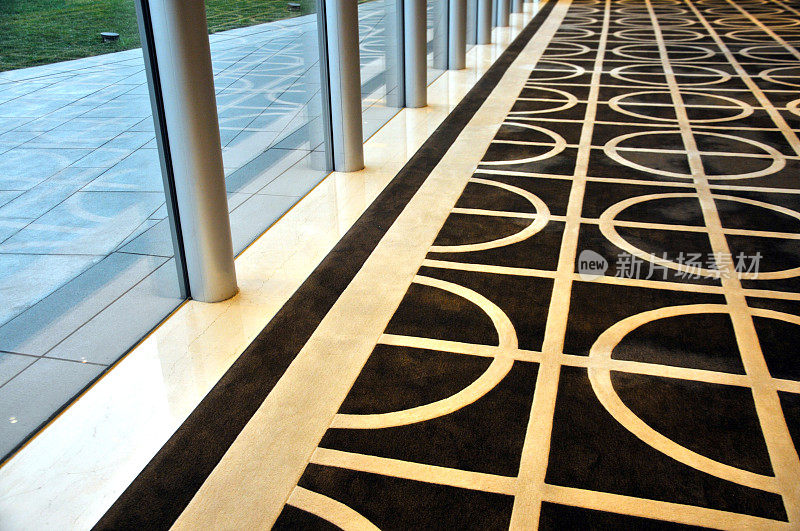 空荡荡的酒店走廊上的地毯