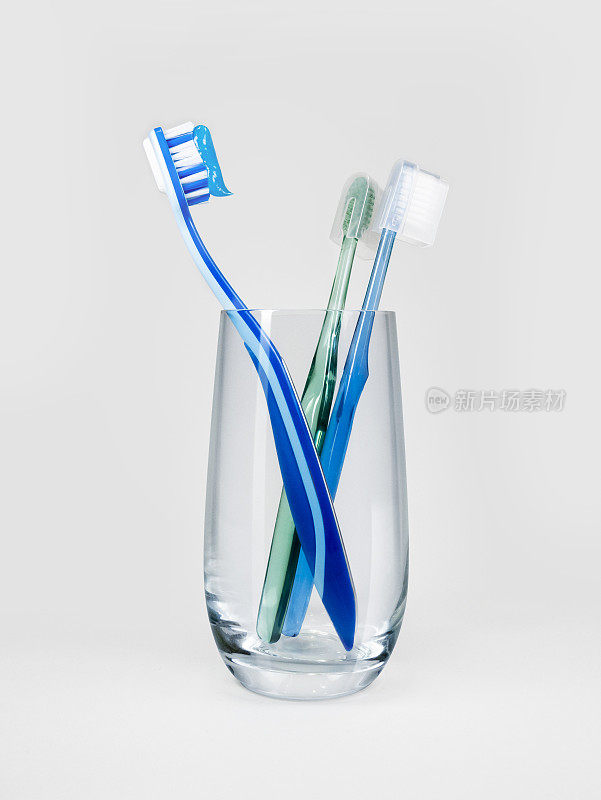 牙刷在玻璃
