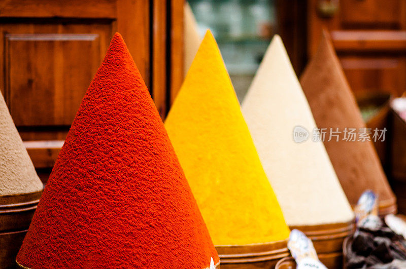 摩洛哥马拉喀什市场上五颜六色的香料