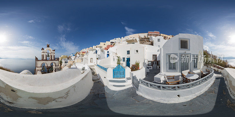 伊亚岛在希腊圣托里尼岛上一个阳光明媚的日子360度的视角