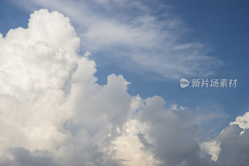 积雨云蓝天上的抽象云