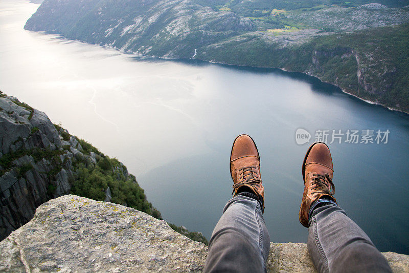 坐在挪威布道石山的边缘