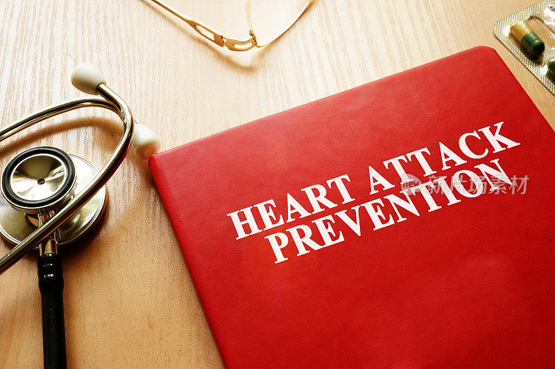 桌上有本预防心脏病的书。