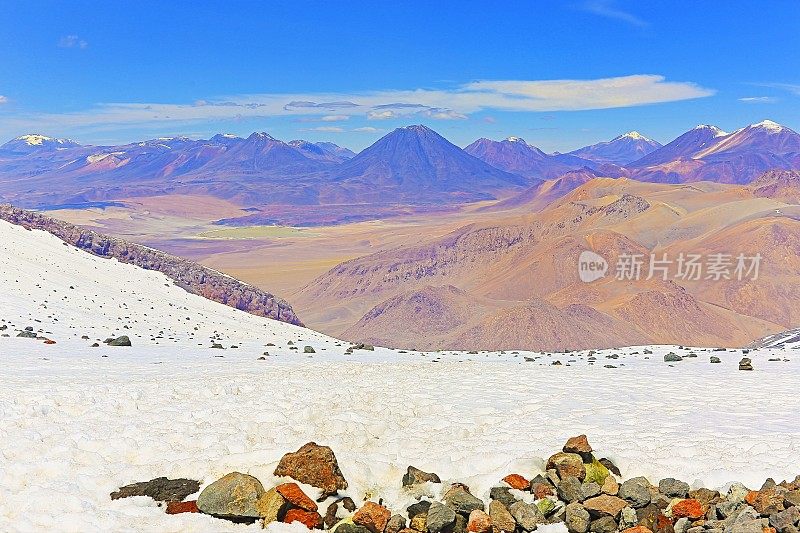 拉古纳·莱贾从上面白雪覆盖的拉斯卡火山-戏剧性的阿塔卡马沙漠高原景观全景，白雪覆盖的火山，田诗化的阿塔卡马沙漠，火山景观全景-圣佩德罗阿塔卡马，智利，Bolívia和阿根廷边境