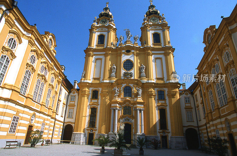 入口的教堂和庭院的黄金修道院和教堂称为Stiftskirche在Melk奥地利附近