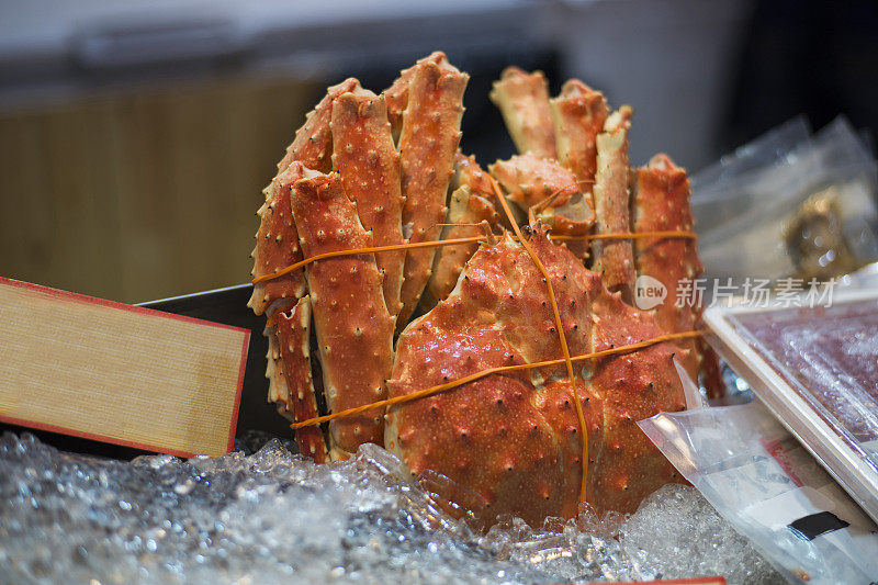 在新鲜海鲜市场展出的帝王蟹