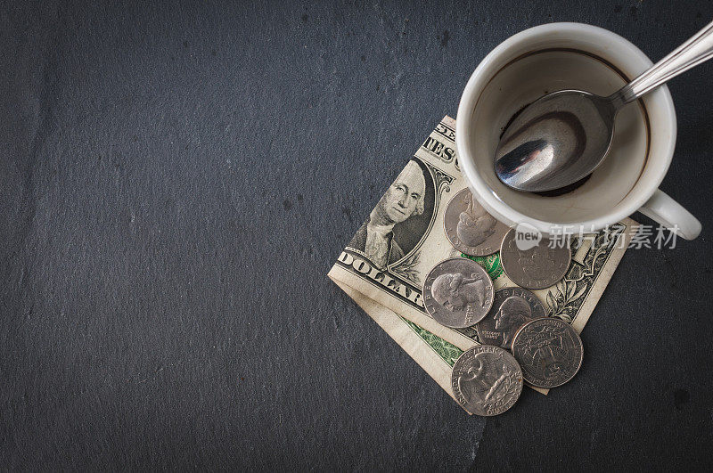 咖啡杯，现金和小费，俯视图