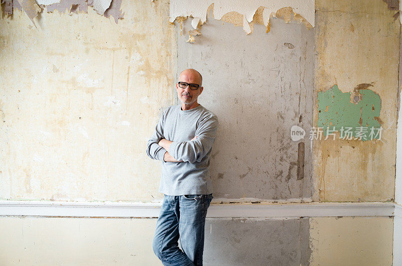 成熟的男人喜欢自己动手剥墙纸