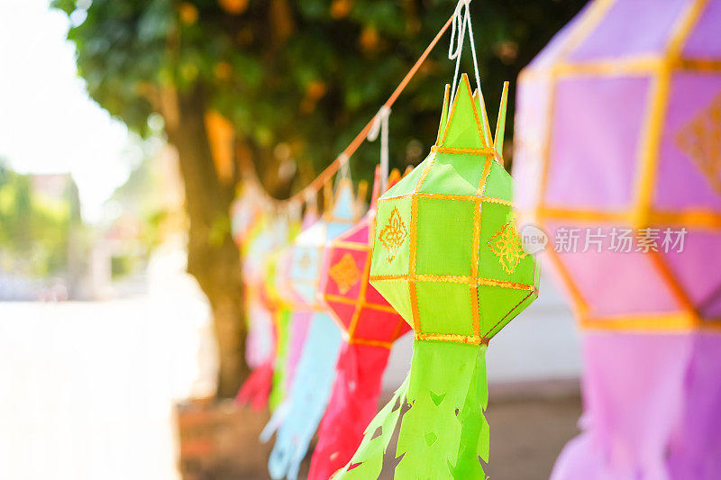 泰国北部的佛寺里，悬挂着五颜六色的传统纸灯笼
