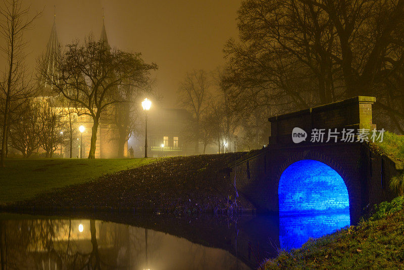 在一个雾蒙蒙的冬夜，通往坎彭赛勒布罗德体育中心的灯光桥