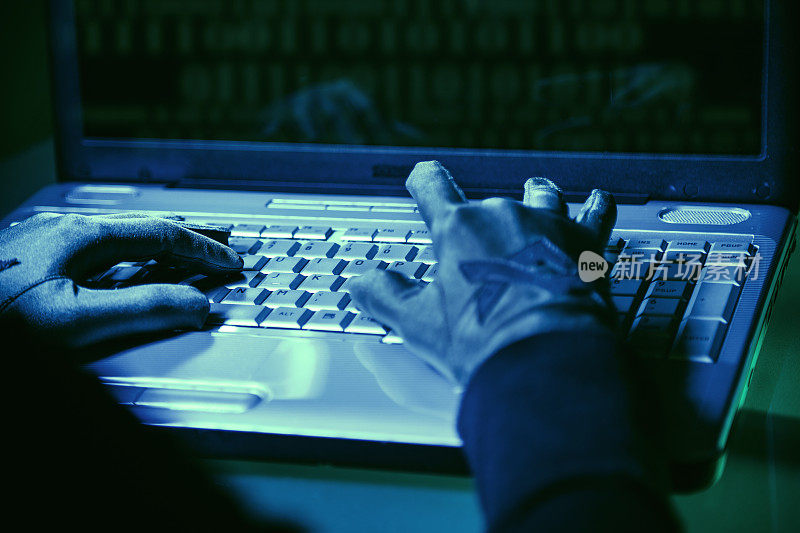 电脑黑客利用笔记本电脑进行网络攻击。