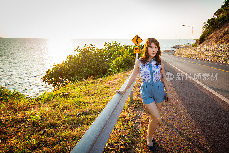 一个女人在海边的路上