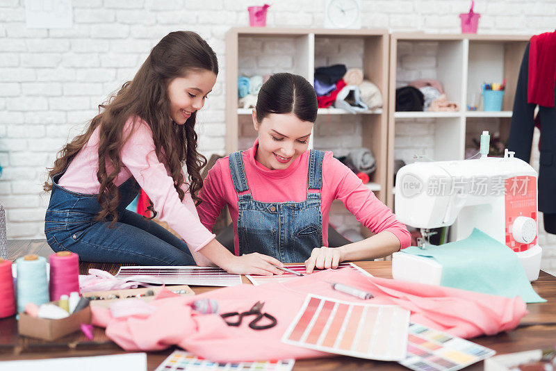 一位妇女和一个小女孩正在挑选颜色的图案。