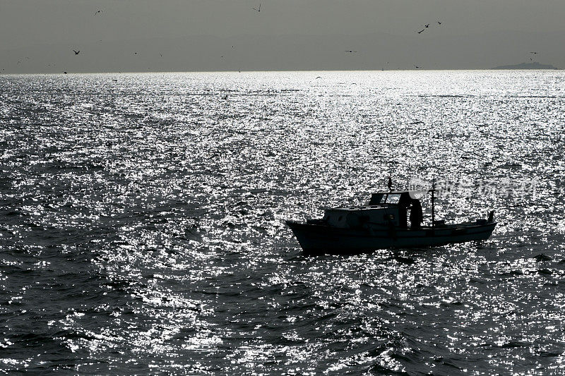 传统渔船在马尔马拉海到王子群岛附近的博斯普鲁斯，卡迪科伊，土耳其伊斯坦布尔