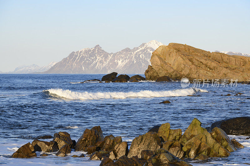 罗浮敦群岛的海浪拍打着Austvagoy海岸