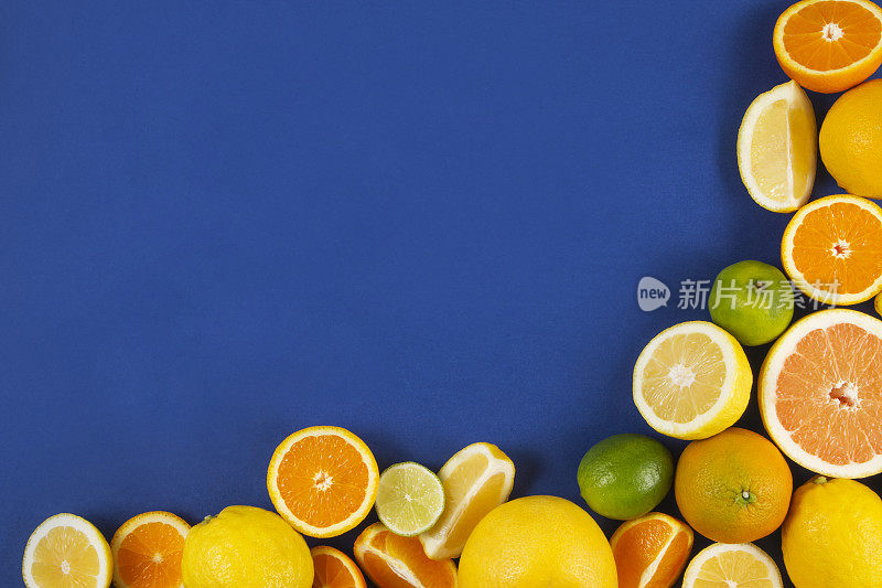 柑橘类水果在蓝色的背景