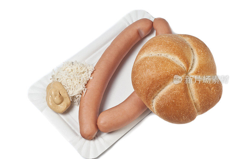典型的奥地利的零食。两根维也纳香肠(法兰克福香肠Würstel)放在一个纸盘子上，一块芥末，辣根和一个小圆面包。