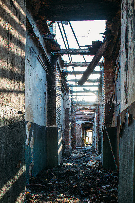 火灾后的废墟烧毁的砖房事故。走廊内，无屋顶建筑，火灾后果