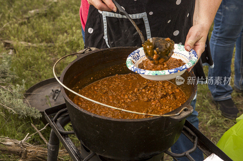 在美国犹他州盐湖城桑塔奎因山谷的乡村烹饪辣椒豆野餐晚餐