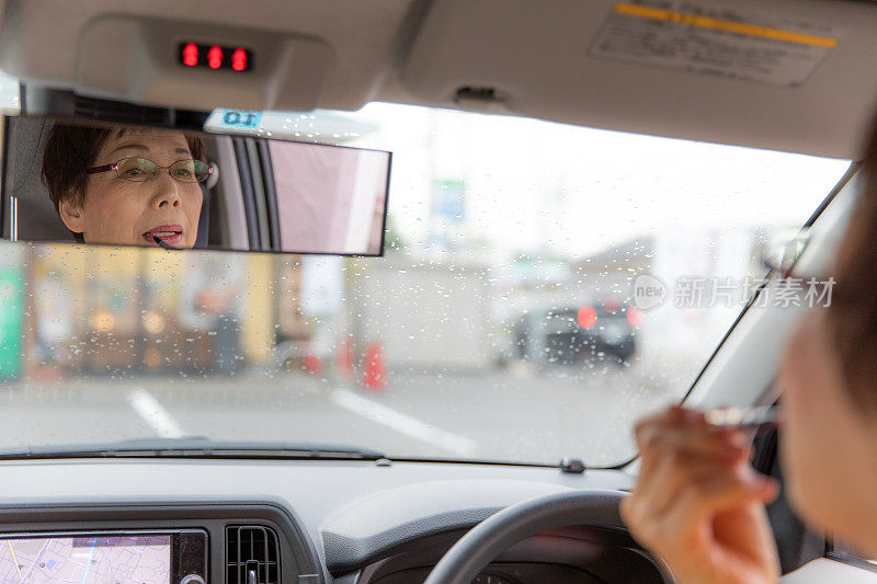 日本老年妇女开车