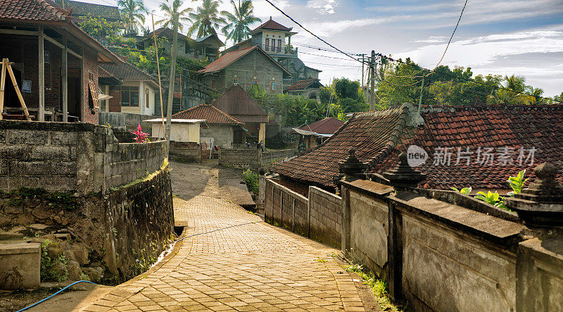 印尼巴厘岛小山腰村庄街道和房屋