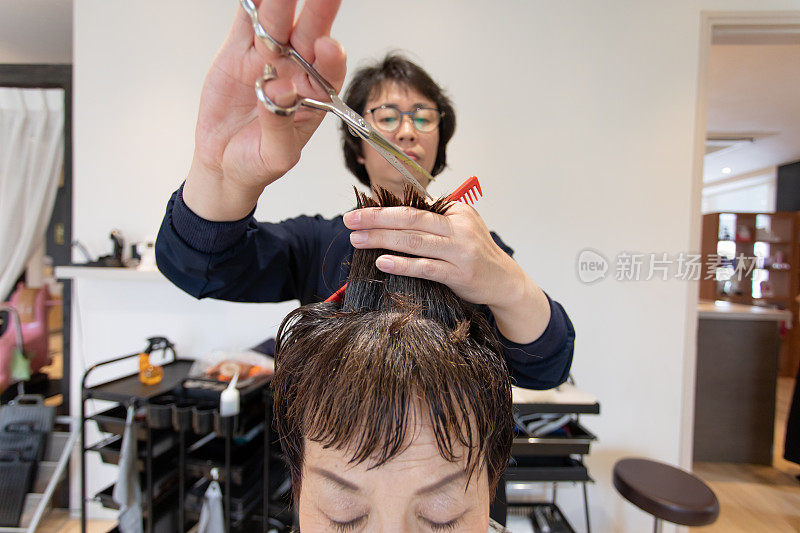 美容院的资深日本女人