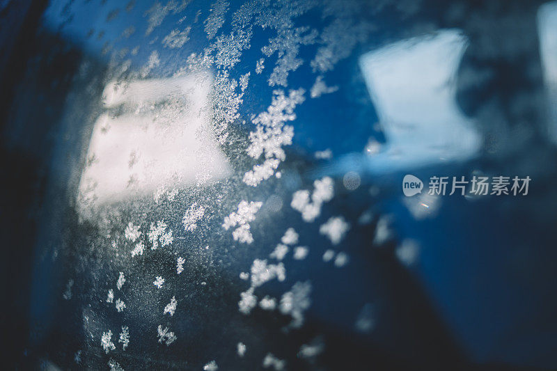 早晨车窗上有霜雪