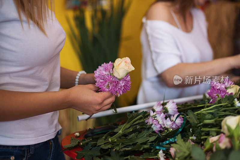 两个女花商正在准备婚礼装饰品