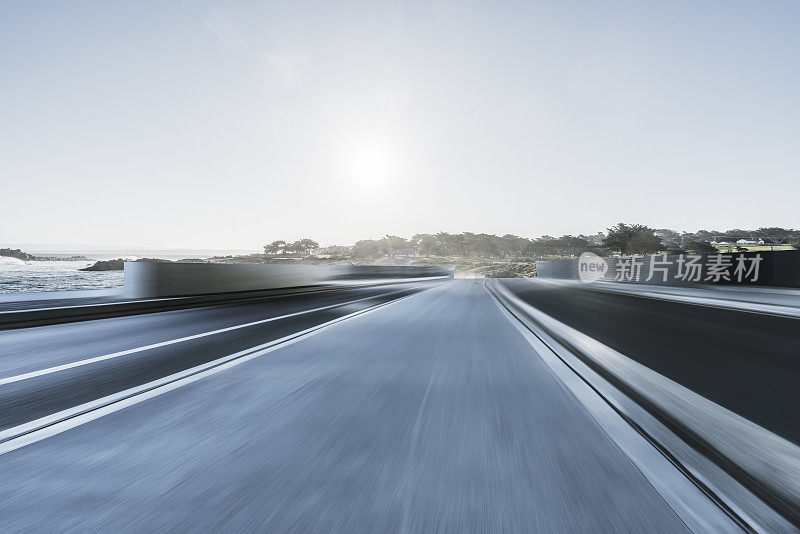 模糊的运动海岸道路对天空