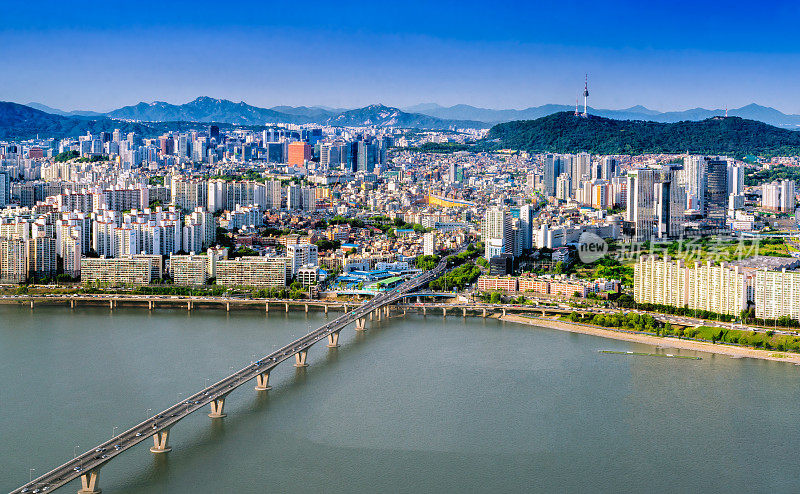 航拍首尔城市天际线和北首尔塔与交通桥，韩国。