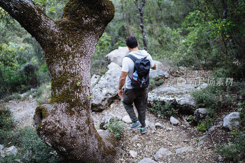 男人在山林中徒步旅行