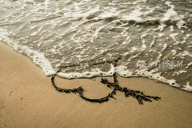 近距离的心形画在沙滩上