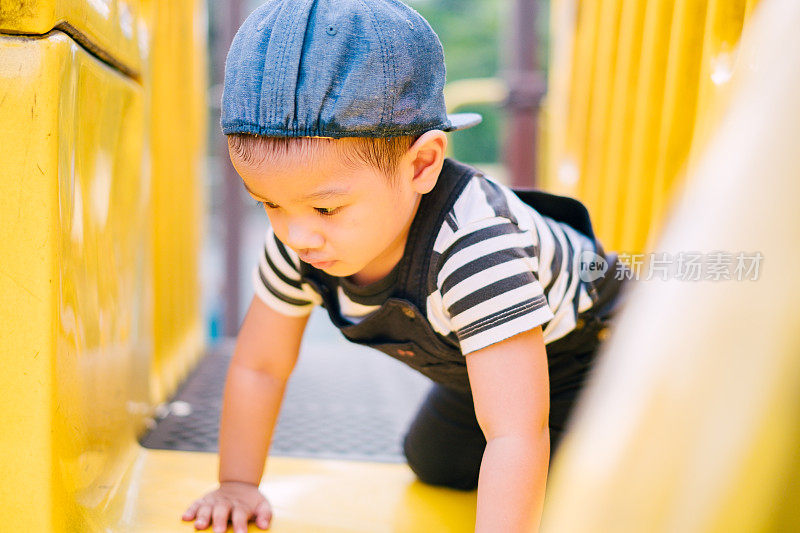 马来西亚幼童在公共游乐场玩耍