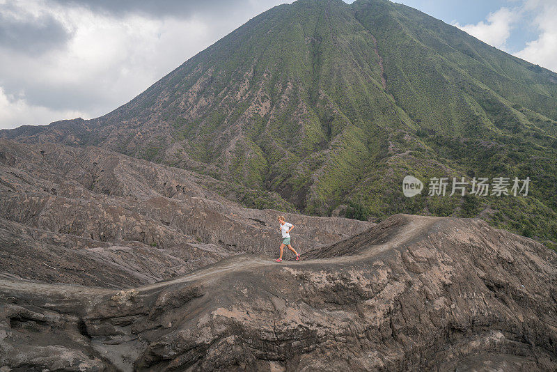 女人在火山景观上跑步