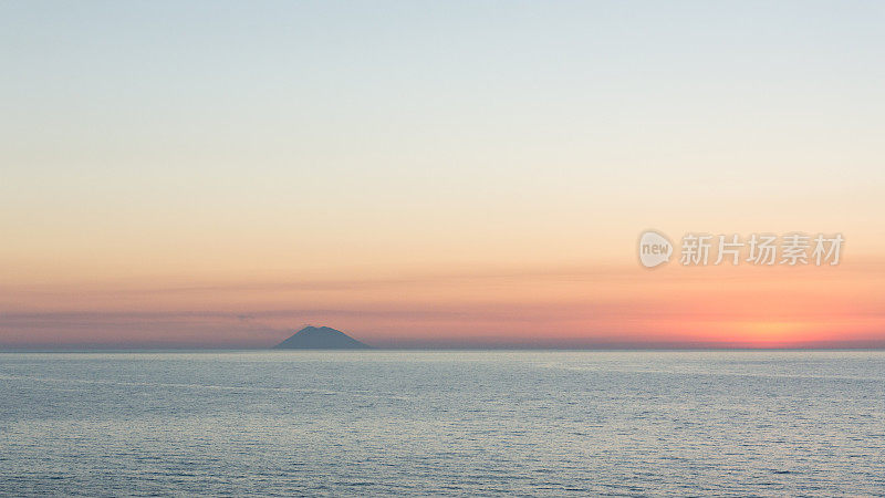 意大利卡拉布里亚的特罗佩亚火山岛上的日落