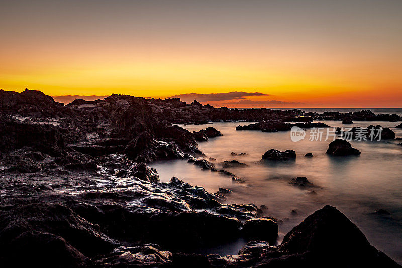 海滩岩石在日落，布坎不能，拉留尼汪岛