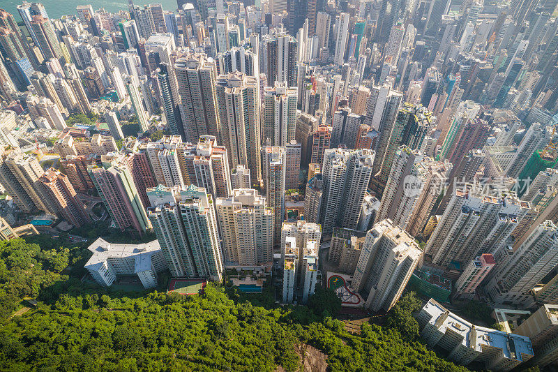 鸟瞰图的香港城市天际线和维多利亚港日落在中国