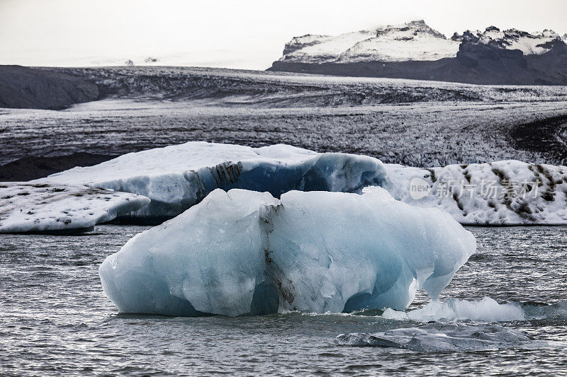 冰岛的Jokulsarlon礁湖冰山