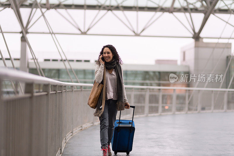 年轻女子独自在机场旅行