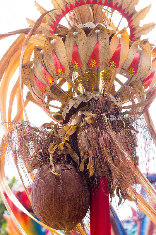 椰子和棕榈叶装饰细节从巴厘岛Penjor在巴厘岛，印度尼西亚。传统的巴厘岛Penjor，印度尼西亚艺术和文化。旅游背景的概念。